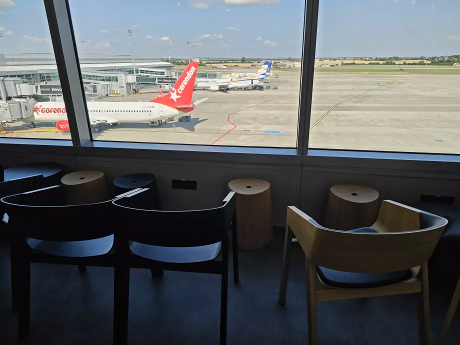Udsigt over flyet fra loungen