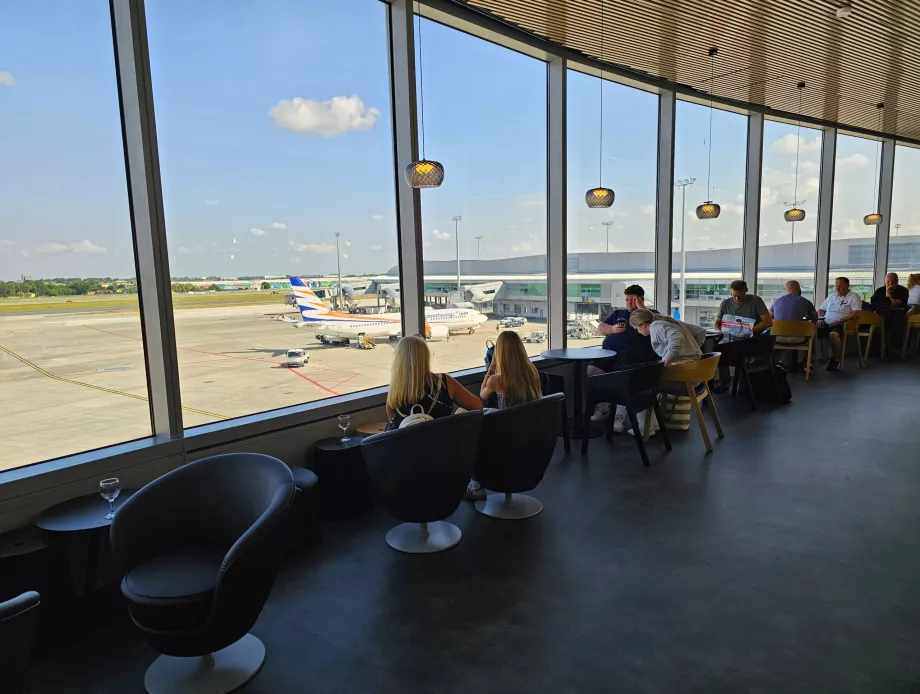 Udsigt fra loungen til lufthavnens forplads