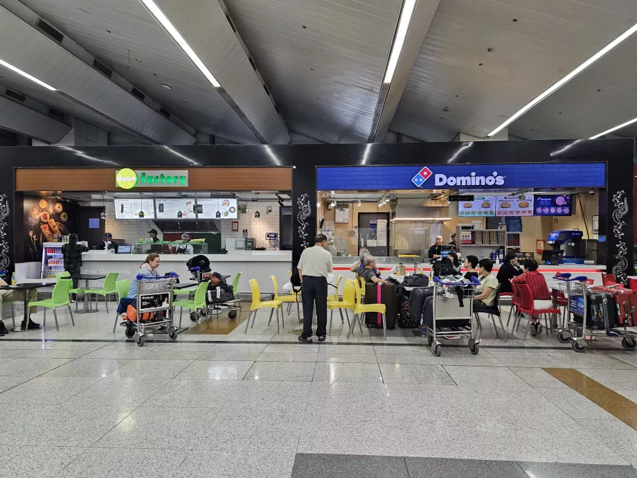 Forfriskninger i ankomsthallen, offentligt område, Terminal 3