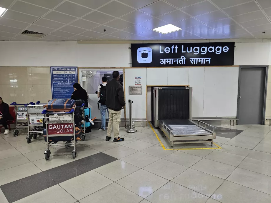 Bagageopbevaring i bygningen over metrostationen
