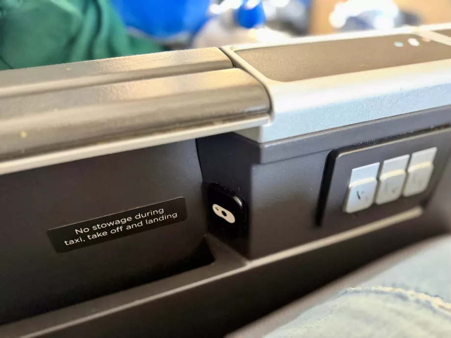 Opbevaringsplads i armlænet