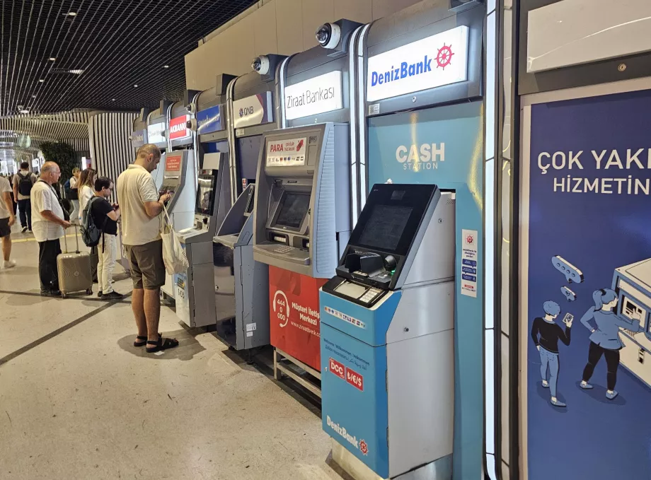 Hæveautomater ved indgangen til metrostationen