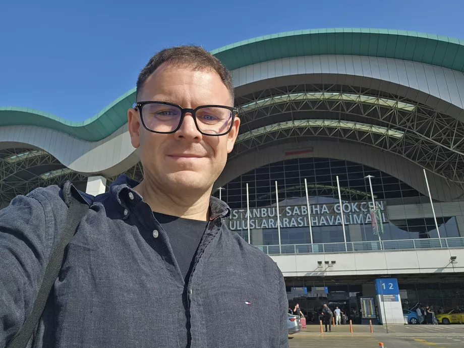 Mig foran terminalen i Istanbul SAW lufthavn