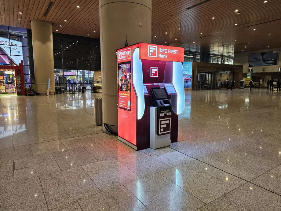 Hæveautomat i ankomsthallen, Terminal 2