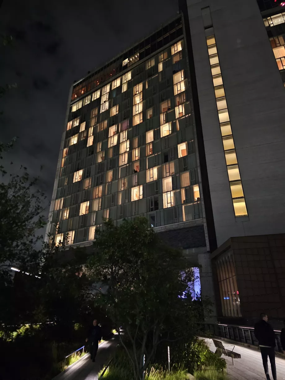 High Line passerer direkte under hotellet