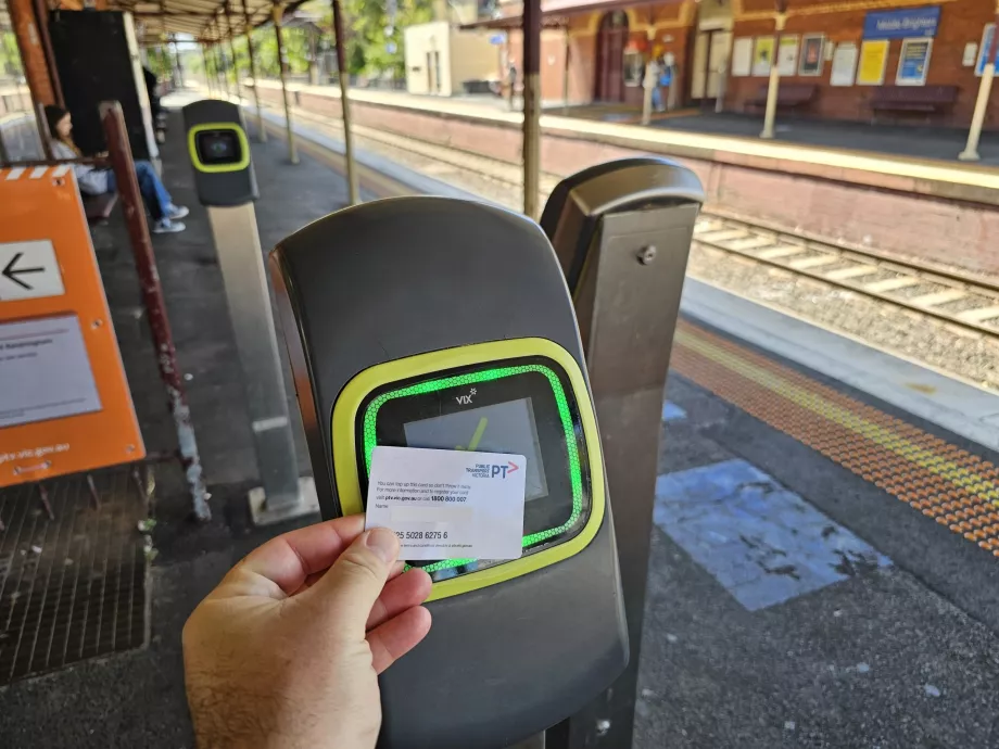 Validator, før du går ind på en metro- eller togstation