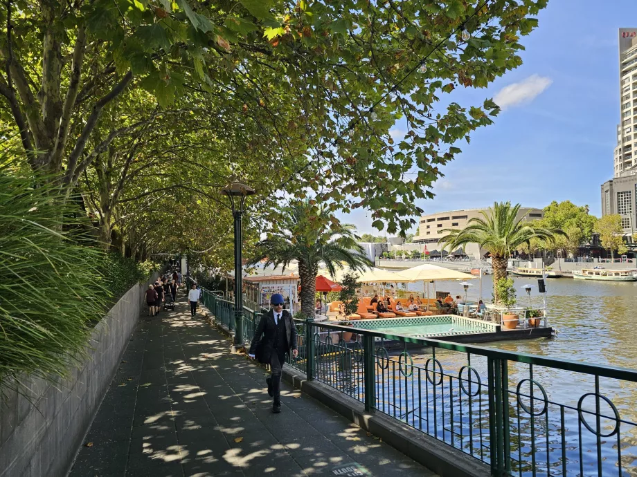 Dæmning langs Yarra-floden