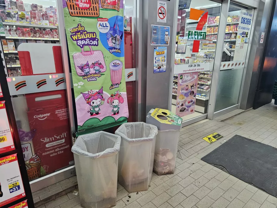 Skraldespande er ikke standard i Thailand, men du kan altid finde dem i 7-Eleven.