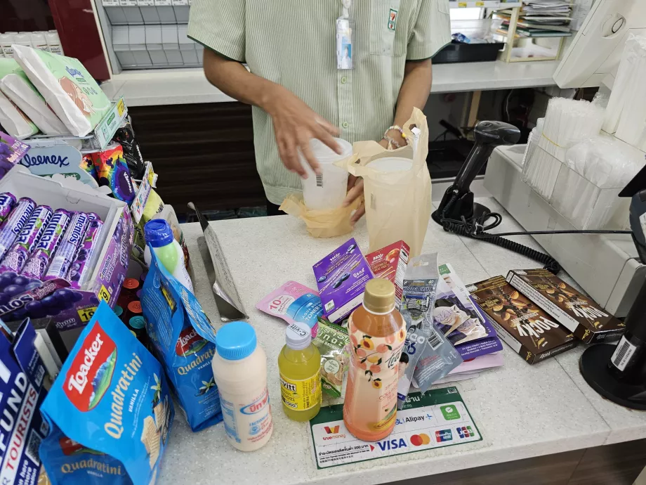 Personalet lægger altid isbægrene i en pose