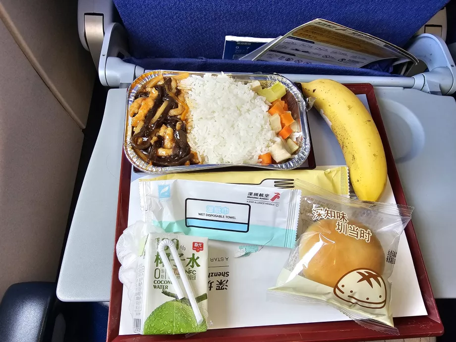 Mad på flyet mellem Shenzhen og Singapore