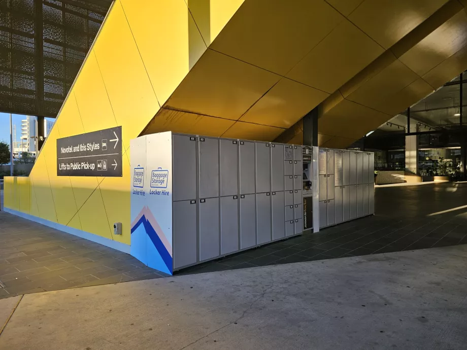 Bagagebokse på parkeringspladsen ved Terminal 4