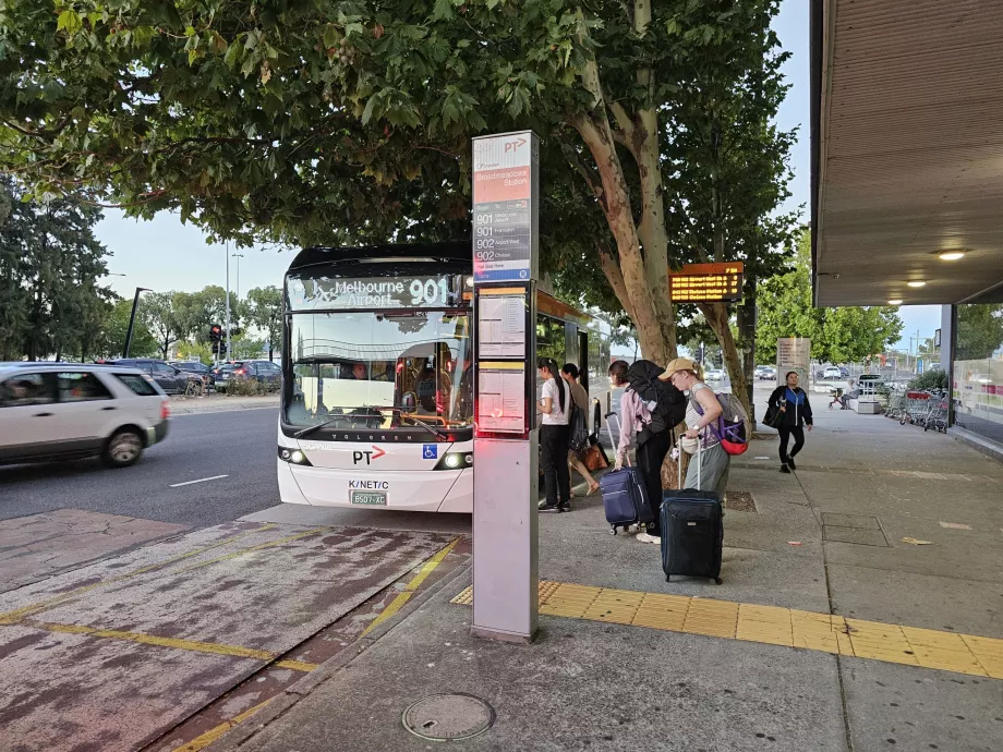 Busstoppested mod lufthavnen ved Broadmeadows station