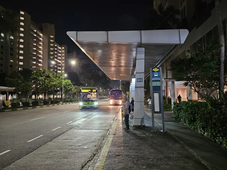 Busstoppested 102 i retning af Seletar ved Sengkang metrostation