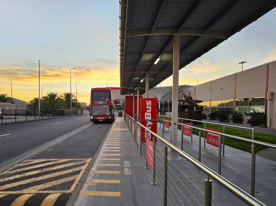 Skybus stopper foran terminalen