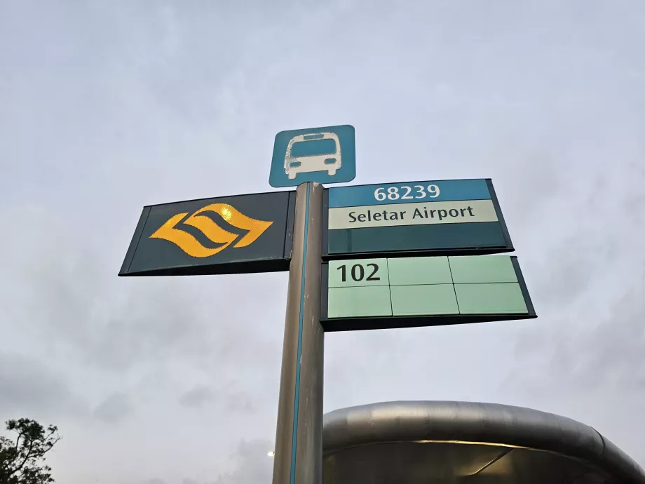 Busstoppested foran lufthavnen