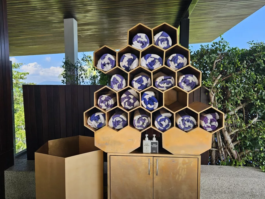 Håndklæder og solcreme ved poolen