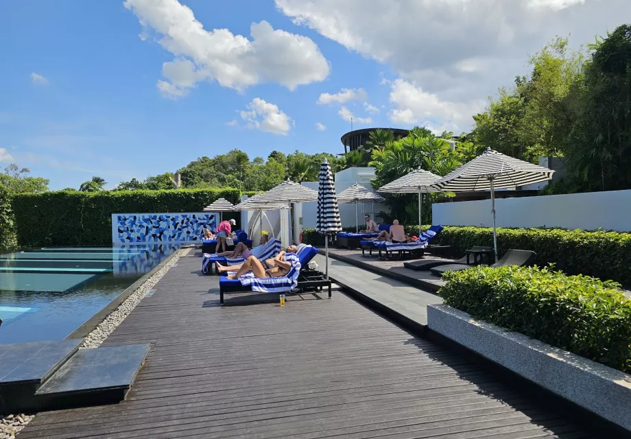 Solsenge ved den fælles pool